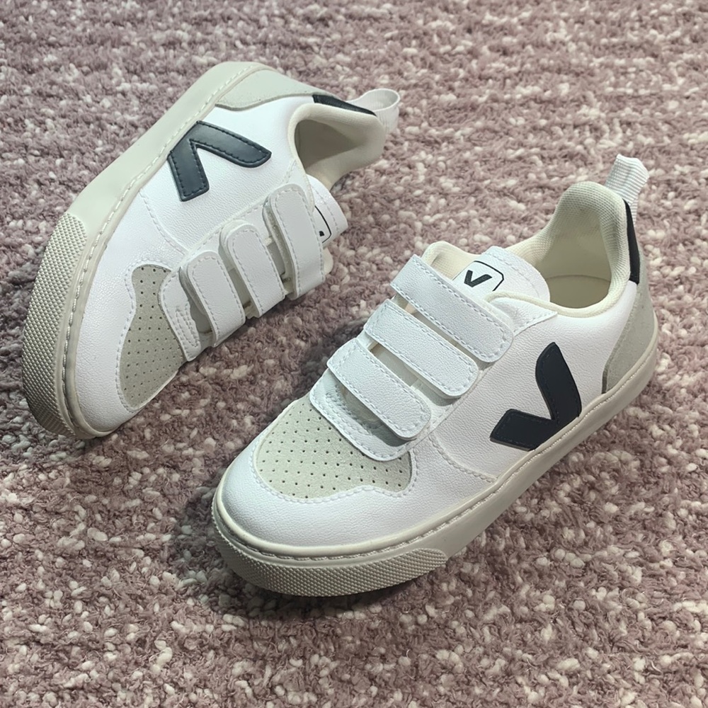 Veja V- 10 Sneaker - Picture 3 of 11